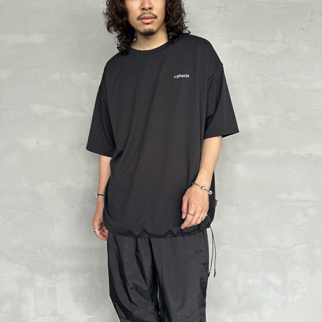 +phenix [プラスフェニックス] 別注 ワンポイント刺繍ロゴ ドローコードTシャツ [POT-24006IN-JF] BLACK &&モデル身長：173cm 着用サイズ：XL&&