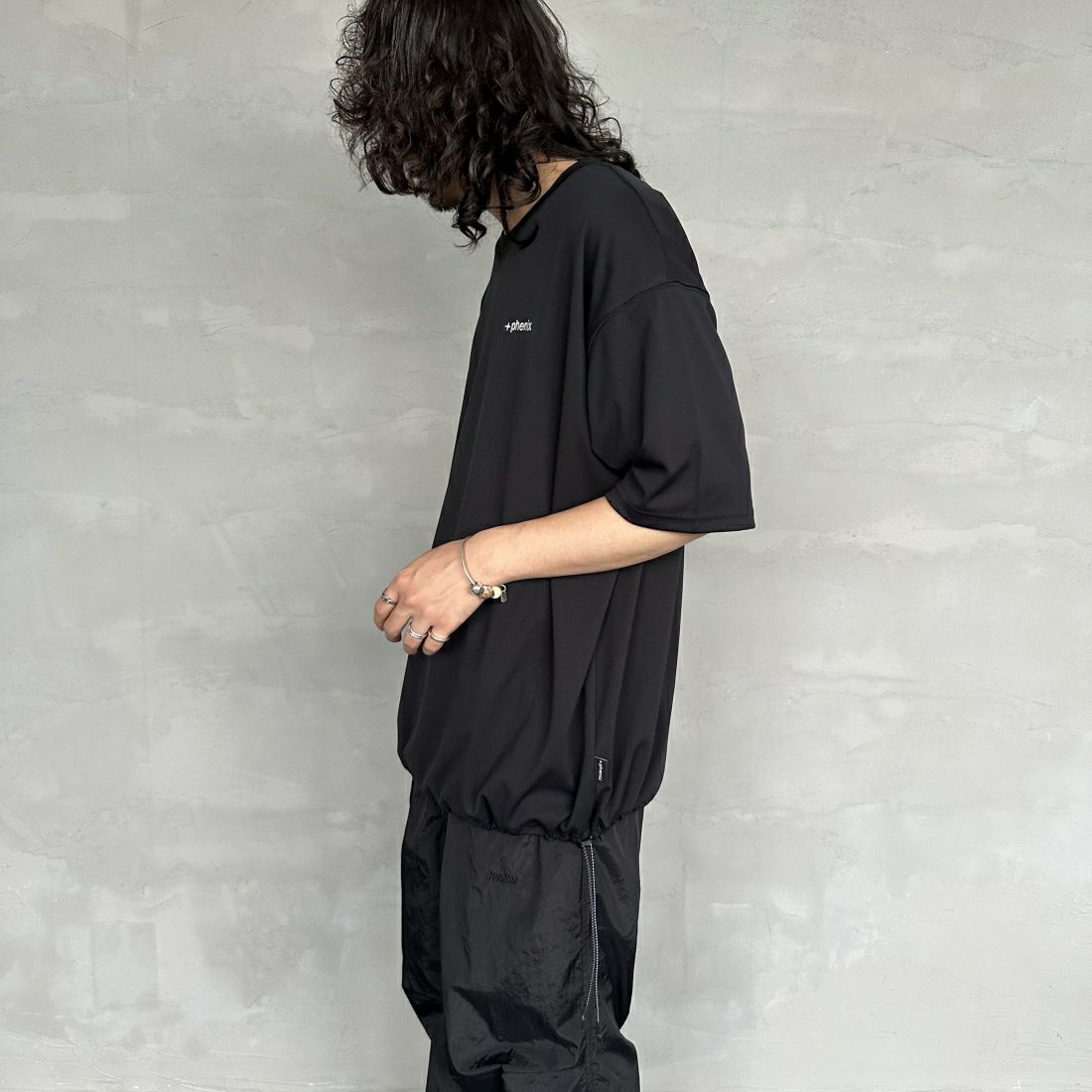 +phenix [プラスフェニックス] 別注 ワンポイント刺繍ロゴ ドローコードTシャツ [POT-24006IN-JF] BLACK &&モデル身長：173cm 着用サイズ：XL&&