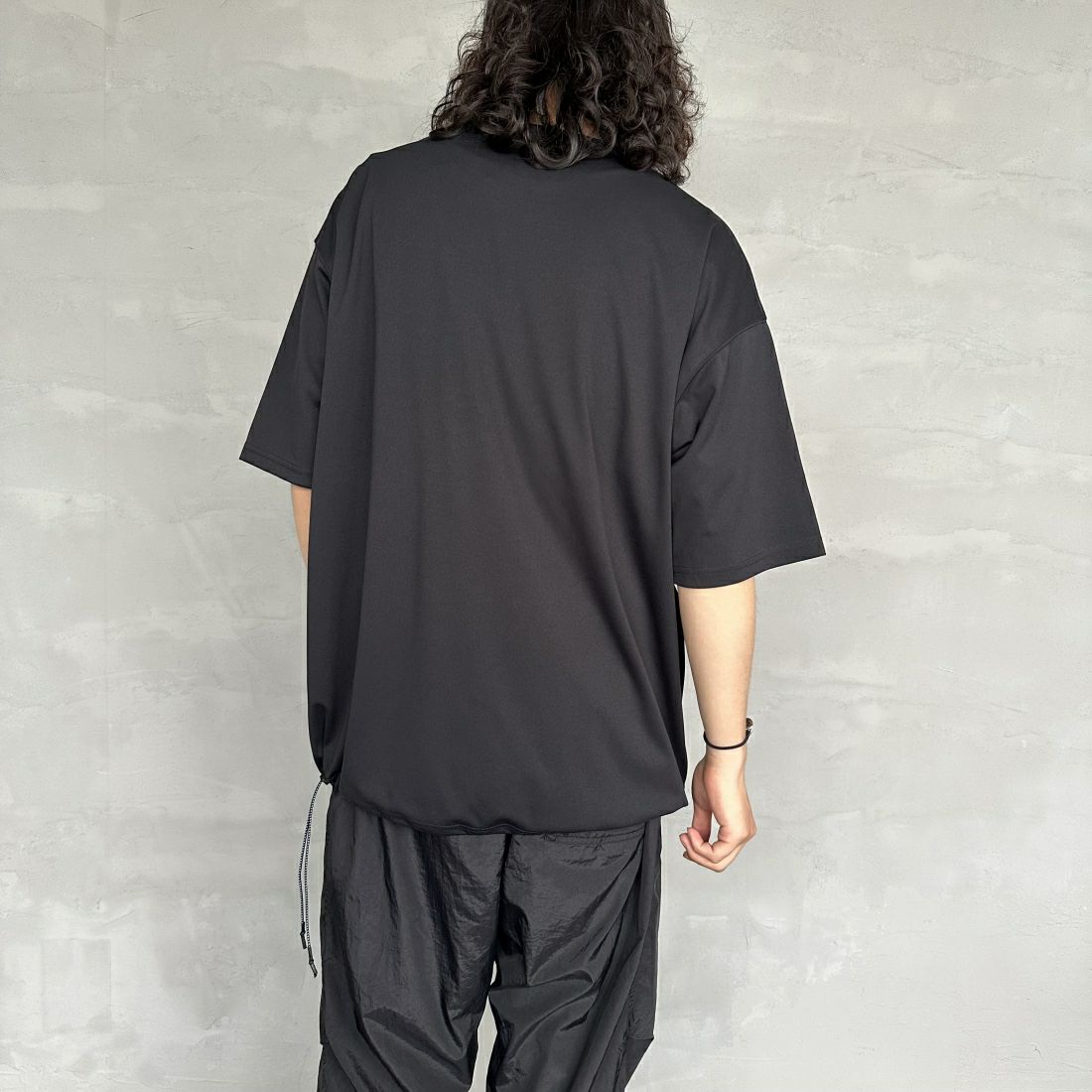 +phenix [プラスフェニックス] 別注 ワンポイント刺繍ロゴ ドローコードTシャツ [POT-24006IN-JF] BLACK &&モデル身長：173cm 着用サイズ：XL&&