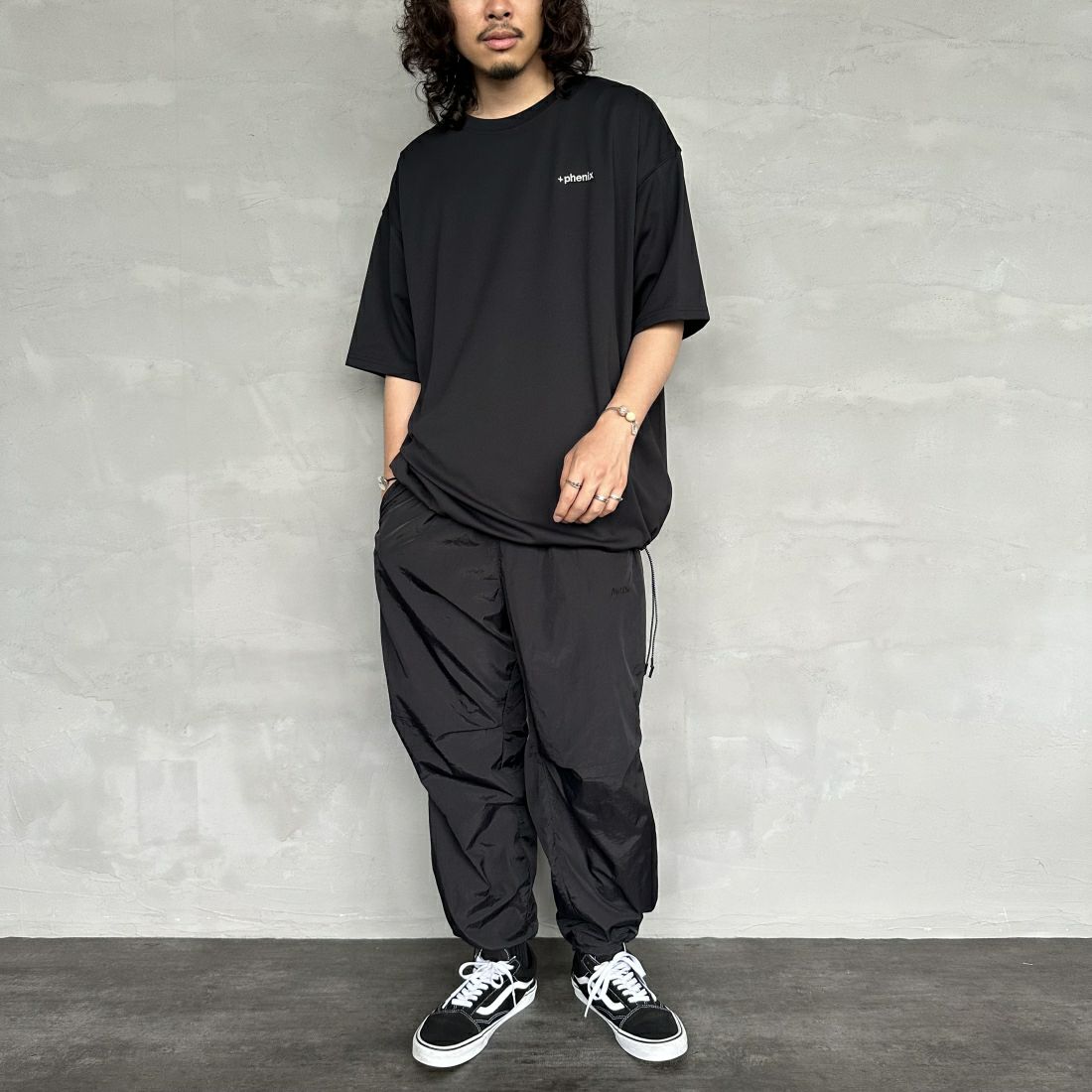 +phenix [プラスフェニックス] 別注 ワンポイント刺繍ロゴ ドローコードTシャツ [POT-24006IN-JF] BLACK &&モデル身長：173cm 着用サイズ：XL&&