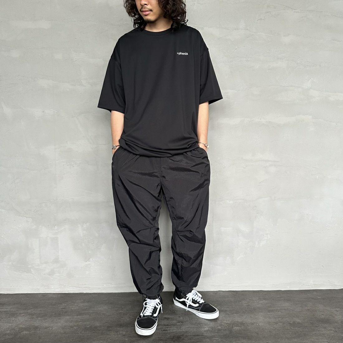 +phenix [プラスフェニックス] 別注 ワンポイント刺繍ロゴ ドローコードTシャツ [POT-24006IN-JF] BLACK &&モデル身長：173cm 着用サイズ：XL&&