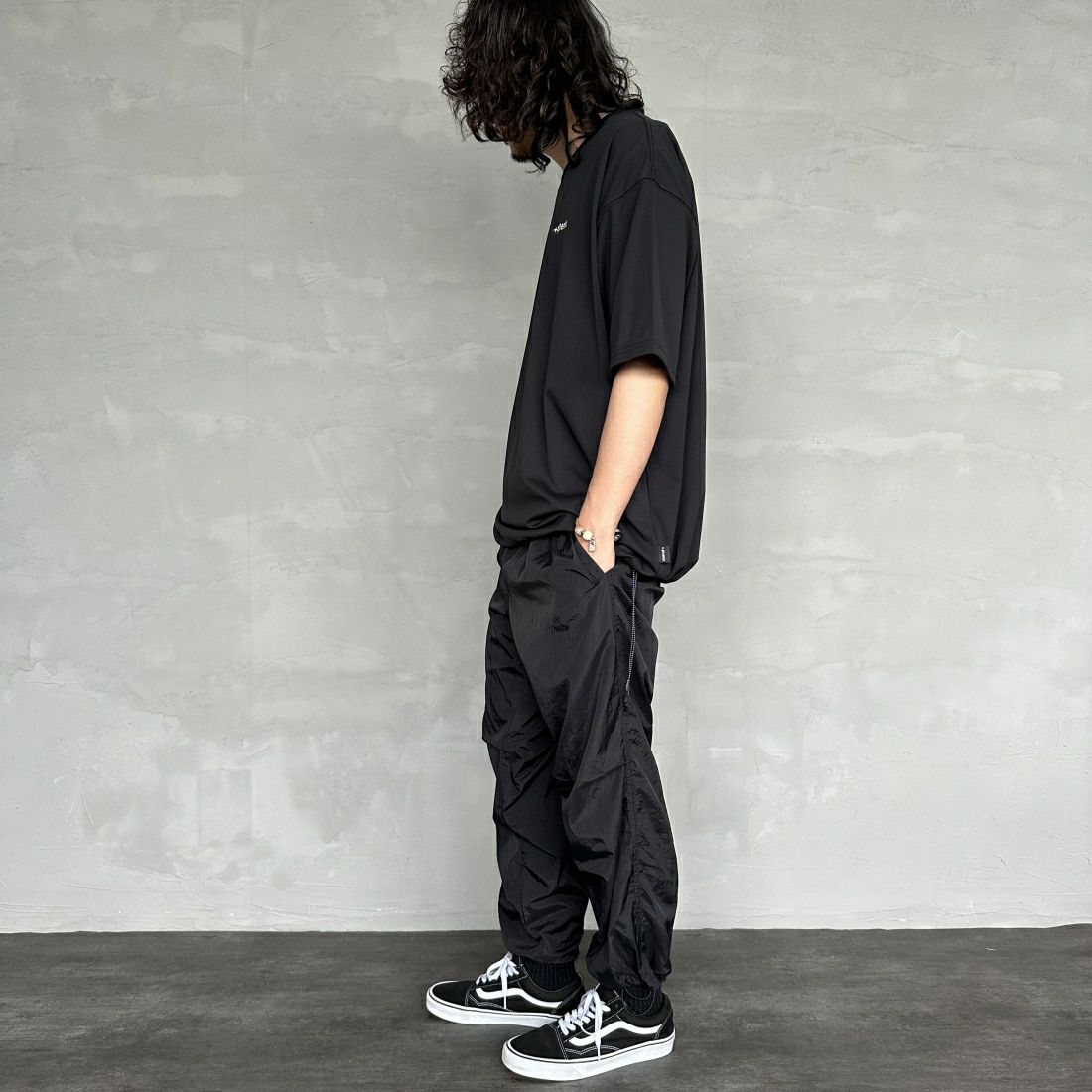 +phenix [プラスフェニックス] 別注 ワンポイント刺繍ロゴ ドローコードTシャツ [POT-24006IN-JF] BLACK &&モデル身長：173cm 着用サイズ：XL&&