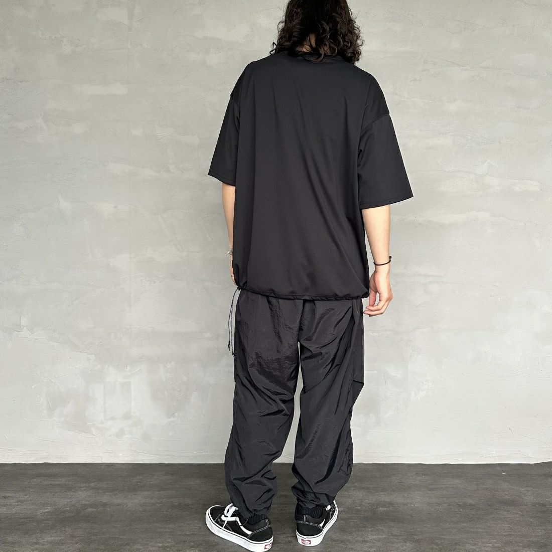 +phenix [プラスフェニックス] 別注 ワンポイント刺繍ロゴ ドローコードTシャツ [POT-24006IN-JF] BLACK &&モデル身長：173cm 着用サイズ：XL&&