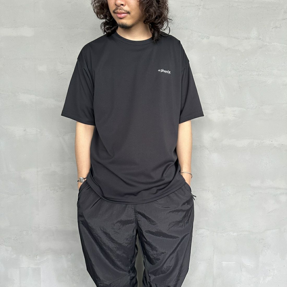 +phenix [プラスフェニックス] 別注 ワンポイント刺繍ロゴ ドローコードTシャツ [POT-24006IN-JF] BLACK &&モデル身長：173cm 着用サイズ：M&&
