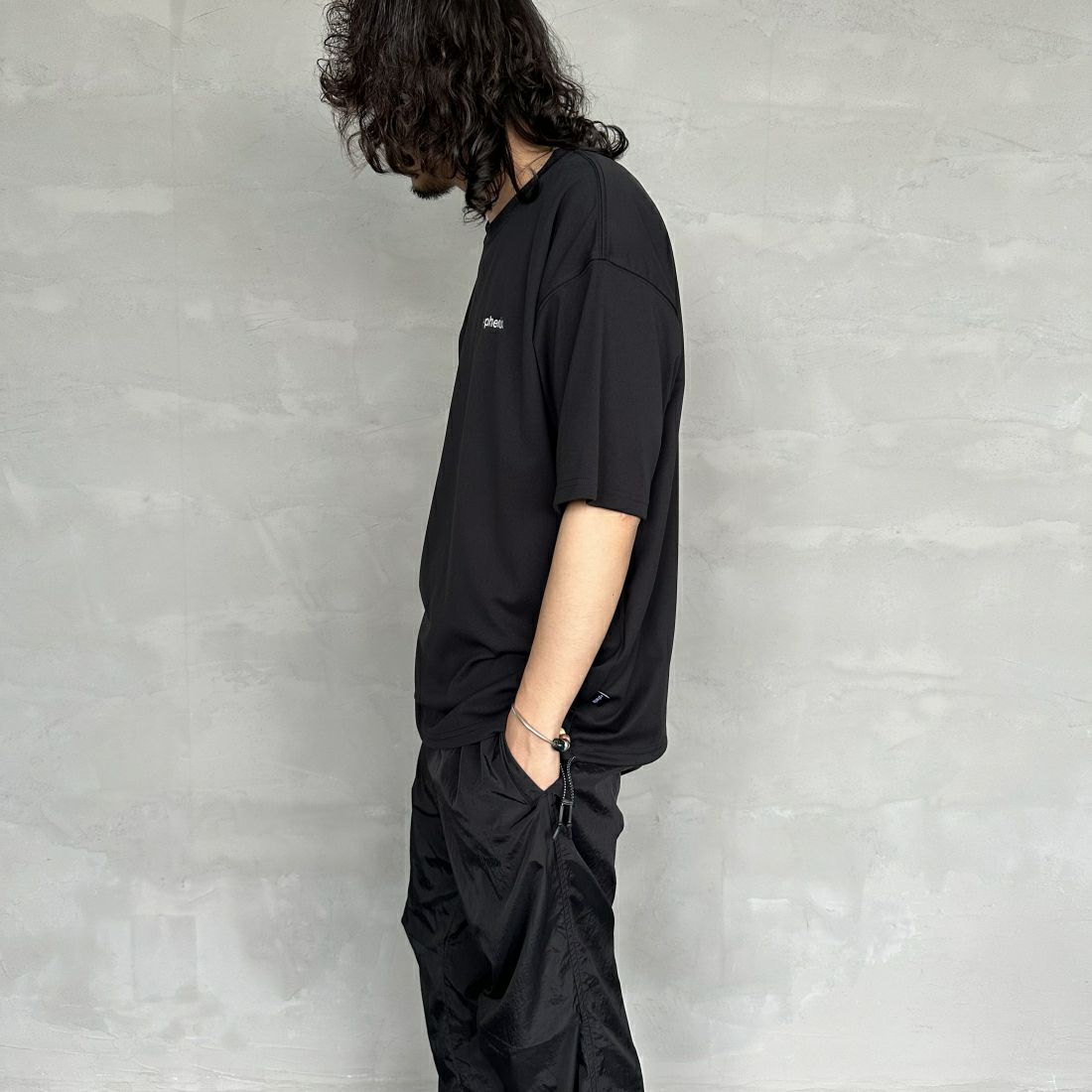 +phenix [プラスフェニックス] 別注 ワンポイント刺繍ロゴ ドローコードTシャツ [POT-24006IN-JF] BLACK &&モデル身長：173cm 着用サイズ：M&&