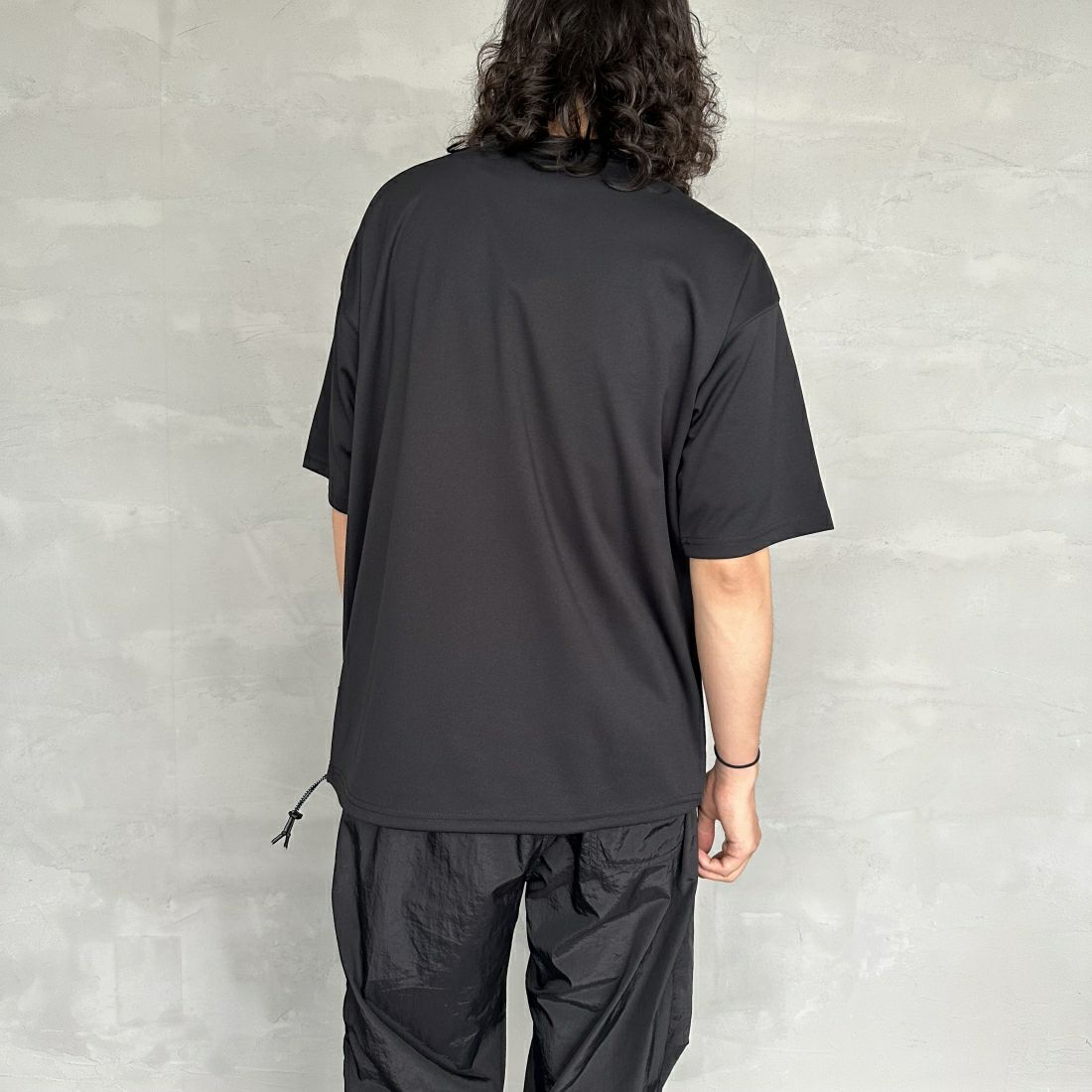 +phenix [プラスフェニックス] 別注 ワンポイント刺繍ロゴ ドローコードTシャツ [POT-24006IN-JF] BLACK &&モデル身長：173cm 着用サイズ：M&&