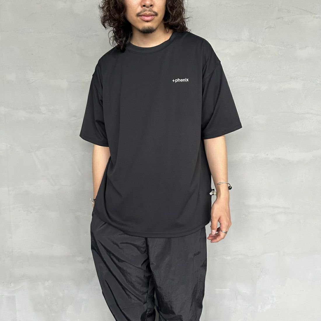 +phenix [プラスフェニックス] 別注 ワンポイント刺繍ロゴ ドローコードTシャツ [POT-24006IN-JF] BLACK &&モデル身長：173cm 着用サイズ：L&&