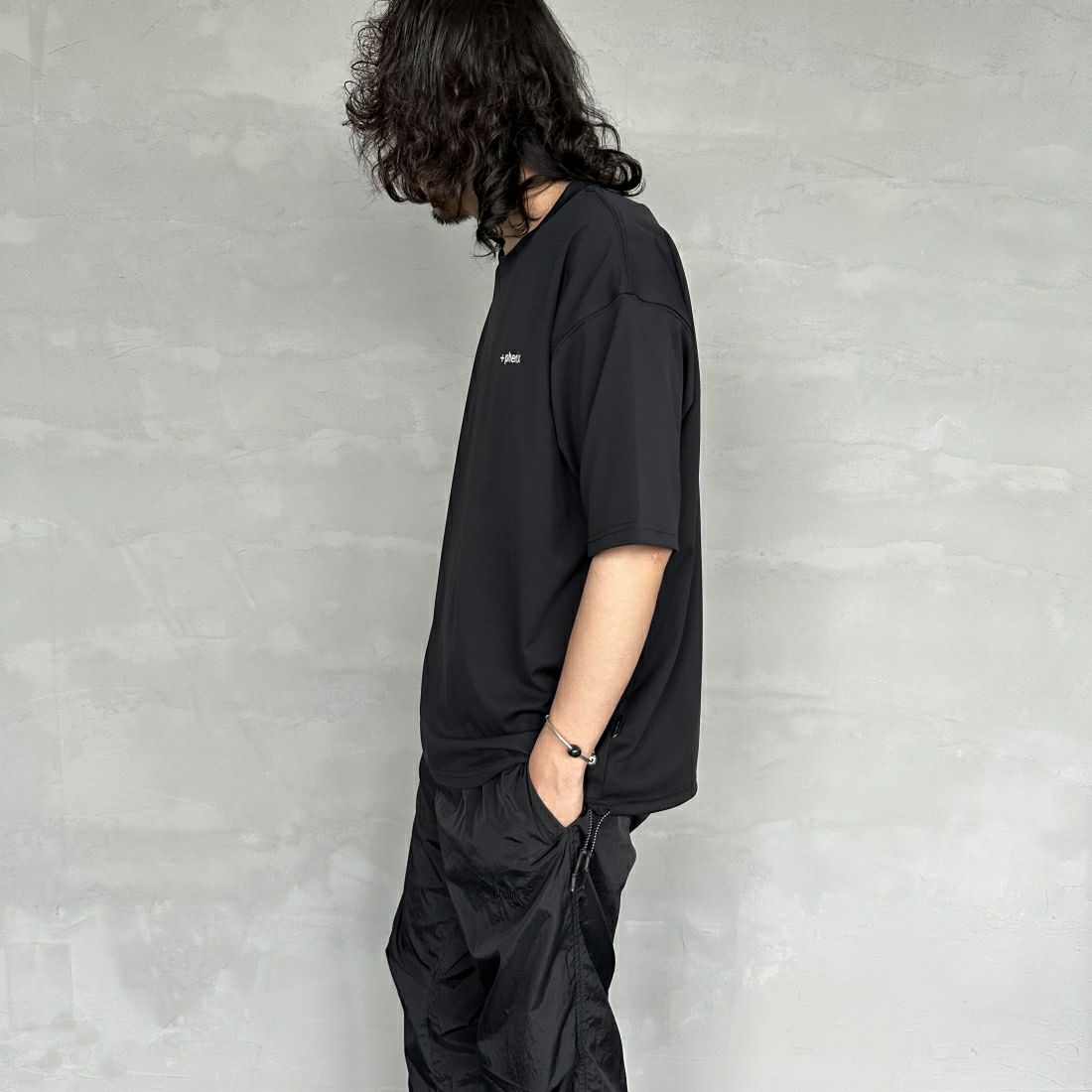 +phenix [プラスフェニックス] 別注 ワンポイント刺繍ロゴ ドローコードTシャツ [POT-24006IN-JF] BLACK &&モデル身長：173cm 着用サイズ：L&&