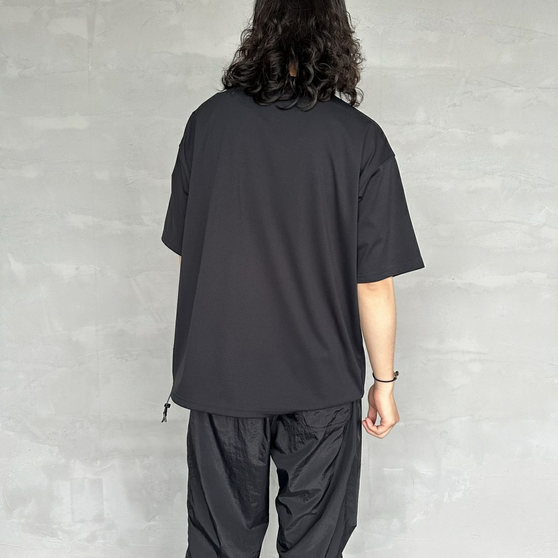 +phenix [プラスフェニックス] 別注 ワンポイント刺繍ロゴ ドローコードTシャツ [POT-24006IN-JF] BLACK &&モデル身長：173cm 着用サイズ：L&&