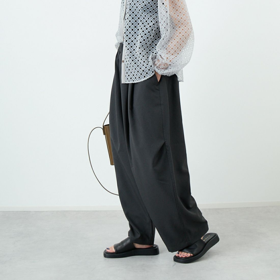 mizuiro ind [ミズイロインド] ワイドカーゴパンツ [1-260016] 93 D.GRAY &&モデル身長：160cm 着用サイズ：F&&