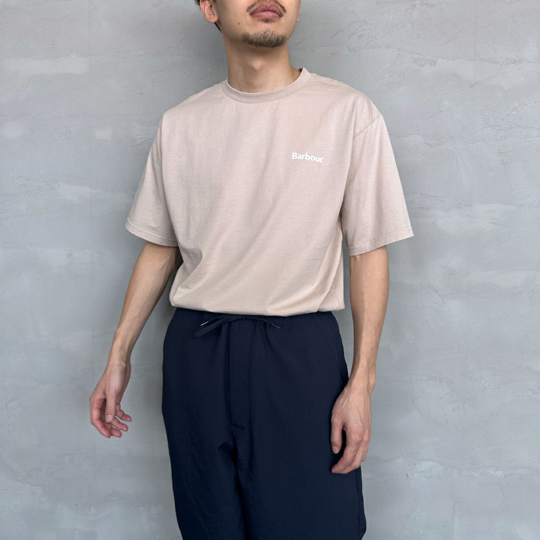 Barbour [バブアー] スモールバブアーロゴTシャツ [241MTSG005] BEIGE &&モデル身長：168cm 着用サイズ：M&&