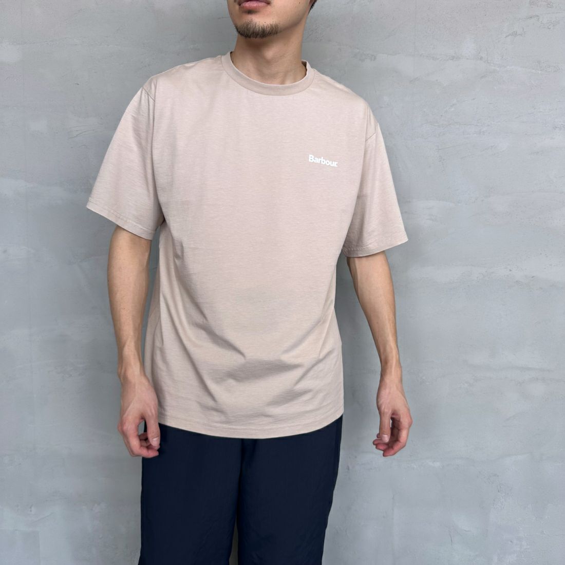Barbour [バブアー] スモールバブアーロゴTシャツ [241MTSG005] BEIGE &&モデル身長：168cm 着用サイズ：M&&