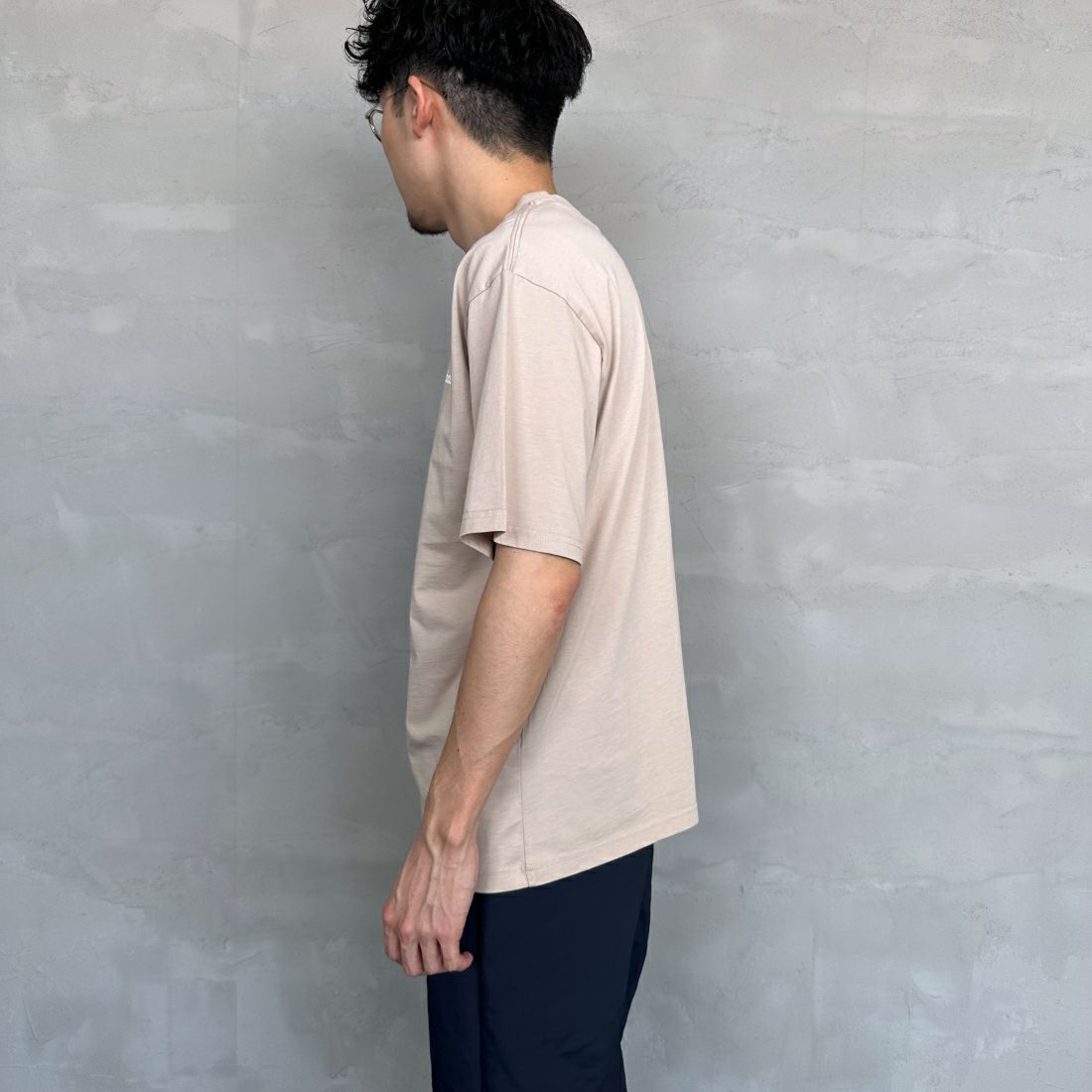 Barbour [バブアー] スモールバブアーロゴTシャツ [241MTSG005] BEIGE &&モデル身長：168cm 着用サイズ：M&&