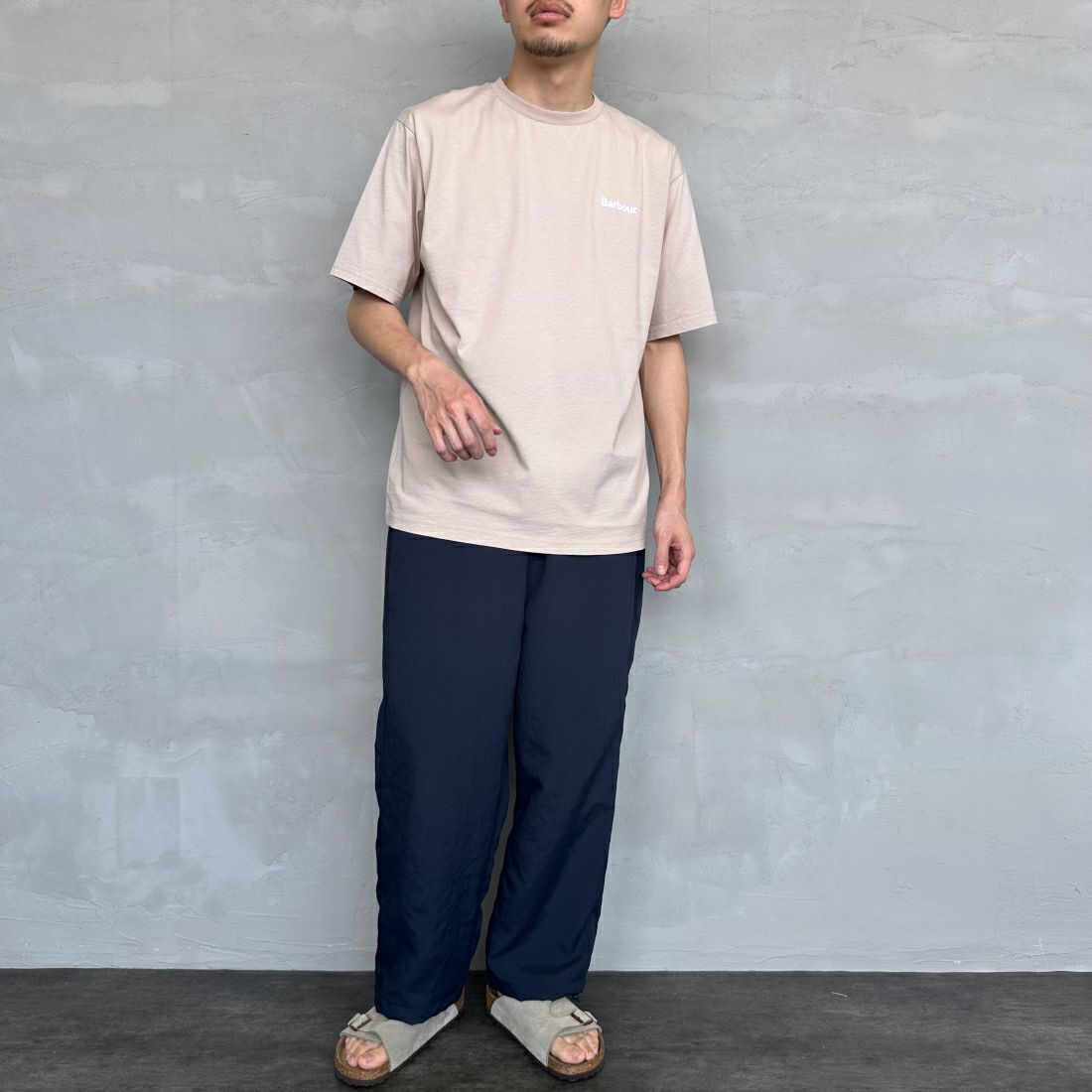 Barbour [バブアー] スモールバブアーロゴTシャツ [241MTSG005] BEIGE &&モデル身長：168cm 着用サイズ：M&&