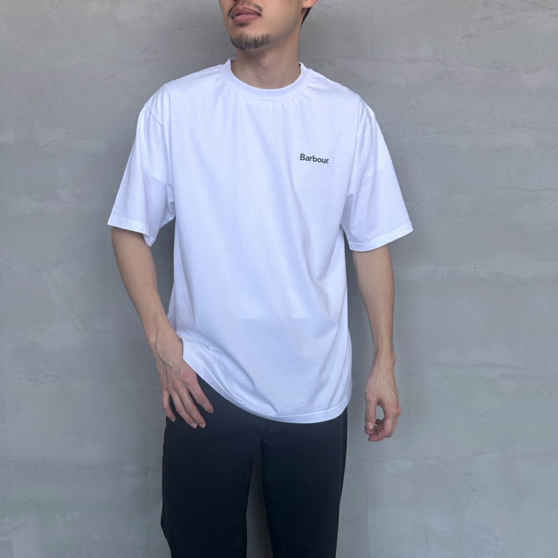 Barbour [バブアー] スモールバブアーロゴTシャツ [241MTSG005] WHITE &&モデル身長：168cm 着用サイズ：M&&