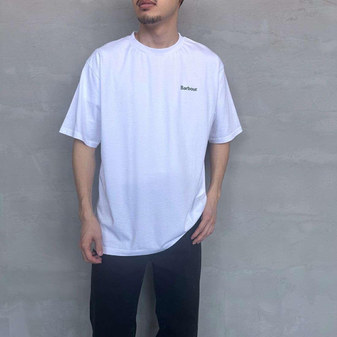 Barbour [バブアー] スモールバブアーロゴTシャツ [241MTSG005] WHITE &&モデル身長：168cm 着用サイズ：L&&