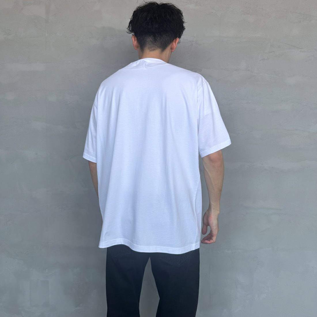 Barbour [バブアー] スモールバブアーロゴTシャツ [241MTSG005] WHITE &&モデル身長：168cm 着用サイズ：L&&