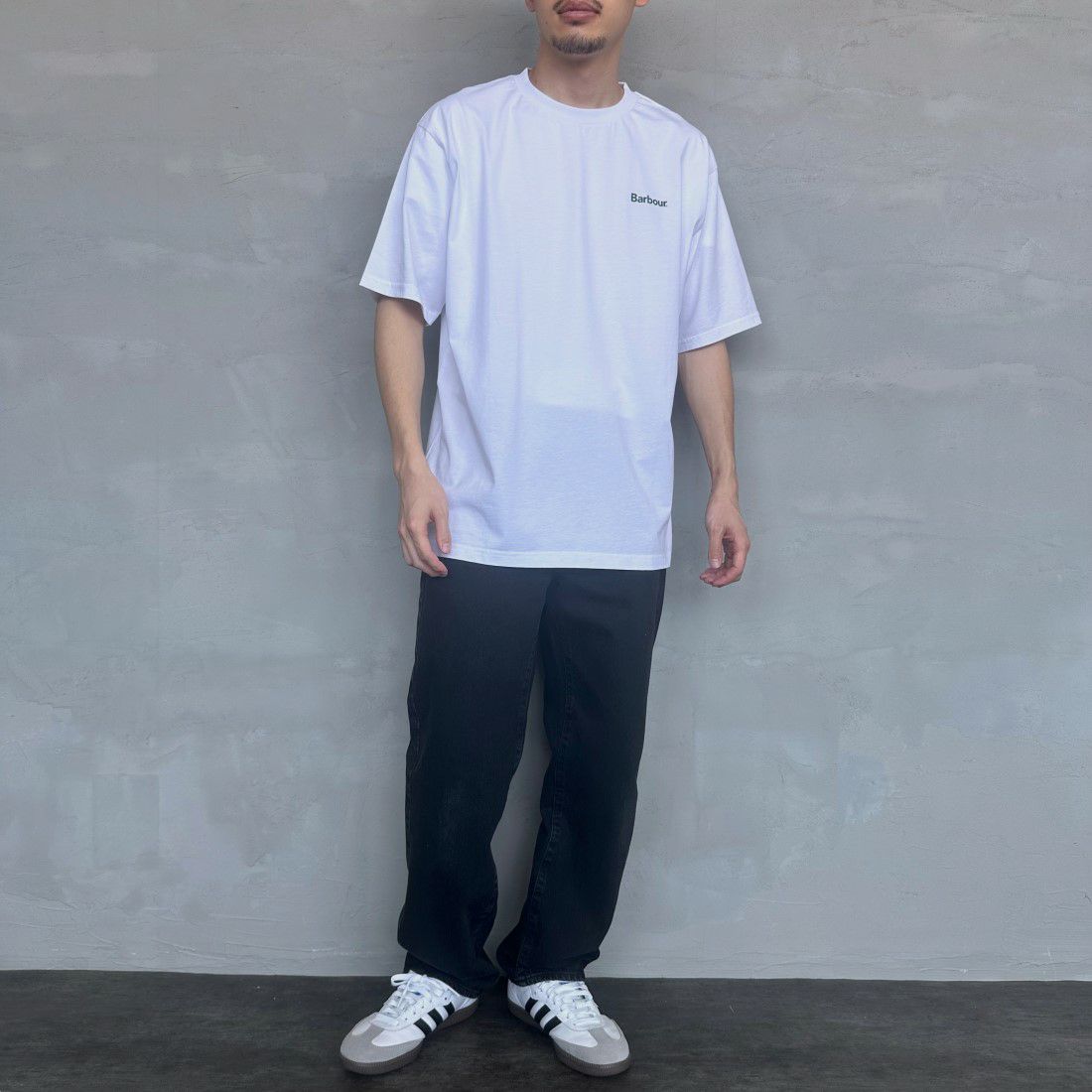 Barbour [バブアー] スモールバブアーロゴTシャツ [241MTSG005] WHITE &&モデル身長：168cm 着用サイズ：L&&