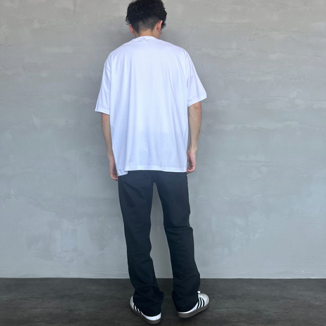 Barbour [バブアー] スモールバブアーロゴTシャツ [241MTSG005] WHITE &&モデル身長：168cm 着用サイズ：L&&