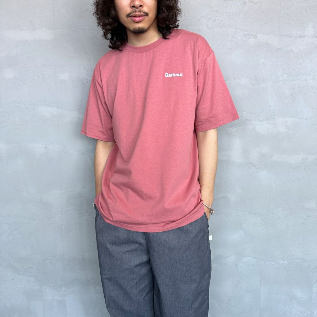 Barbour [バブアー] スモールバブアーロゴTシャツ [241MTSG005] DK.PINK &&モデル身長：173cm 着用サイズ：L&&