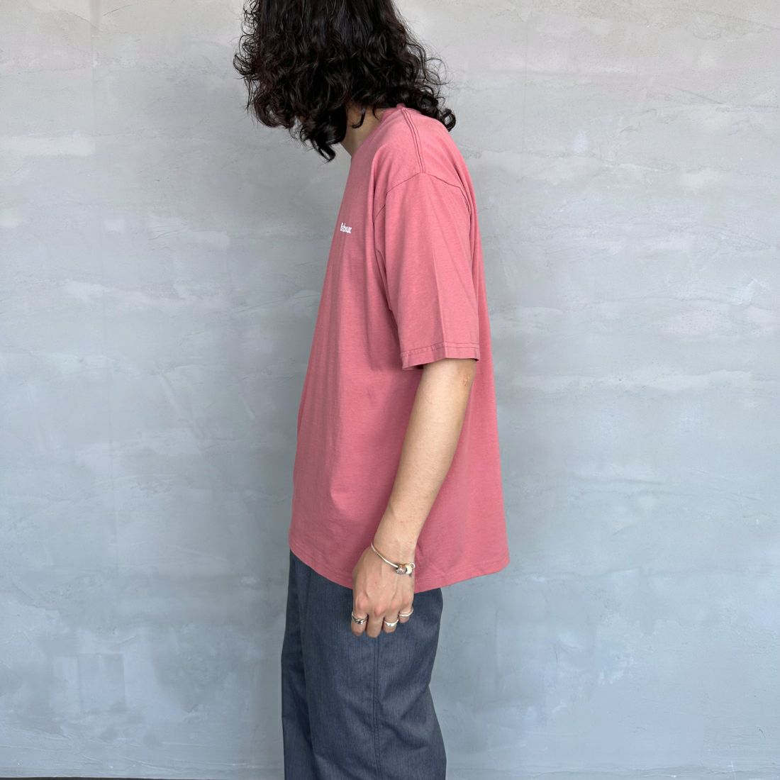 Barbour [バブアー] スモールバブアーロゴTシャツ [241MTSG005] DK.PINK &&モデル身長：173cm 着用サイズ：L&&
