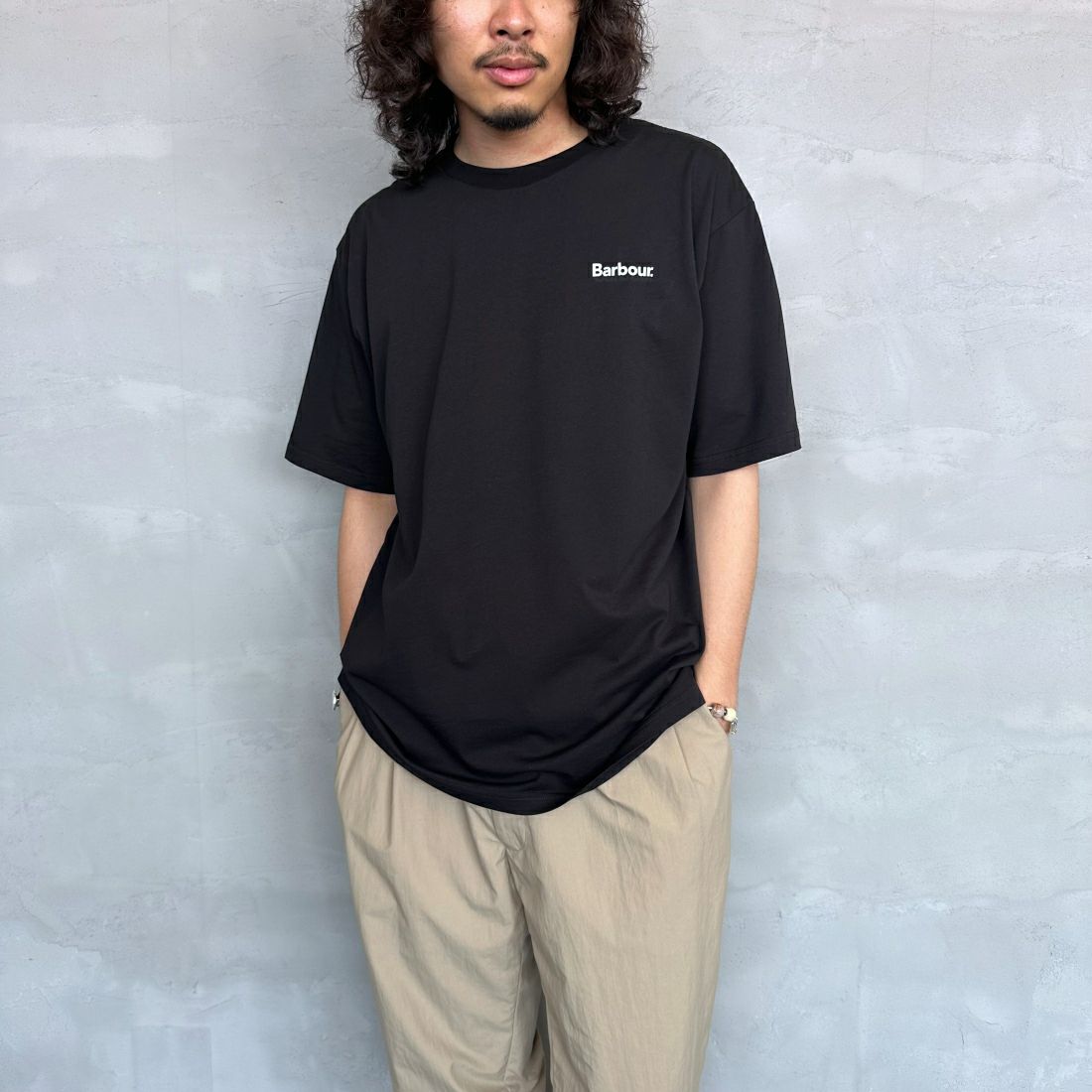 Barbour [バブアー] スモールバブアーロゴTシャツ [241MTSG005] BLACK &&モデル身長：173cm 着用サイズ：L&&