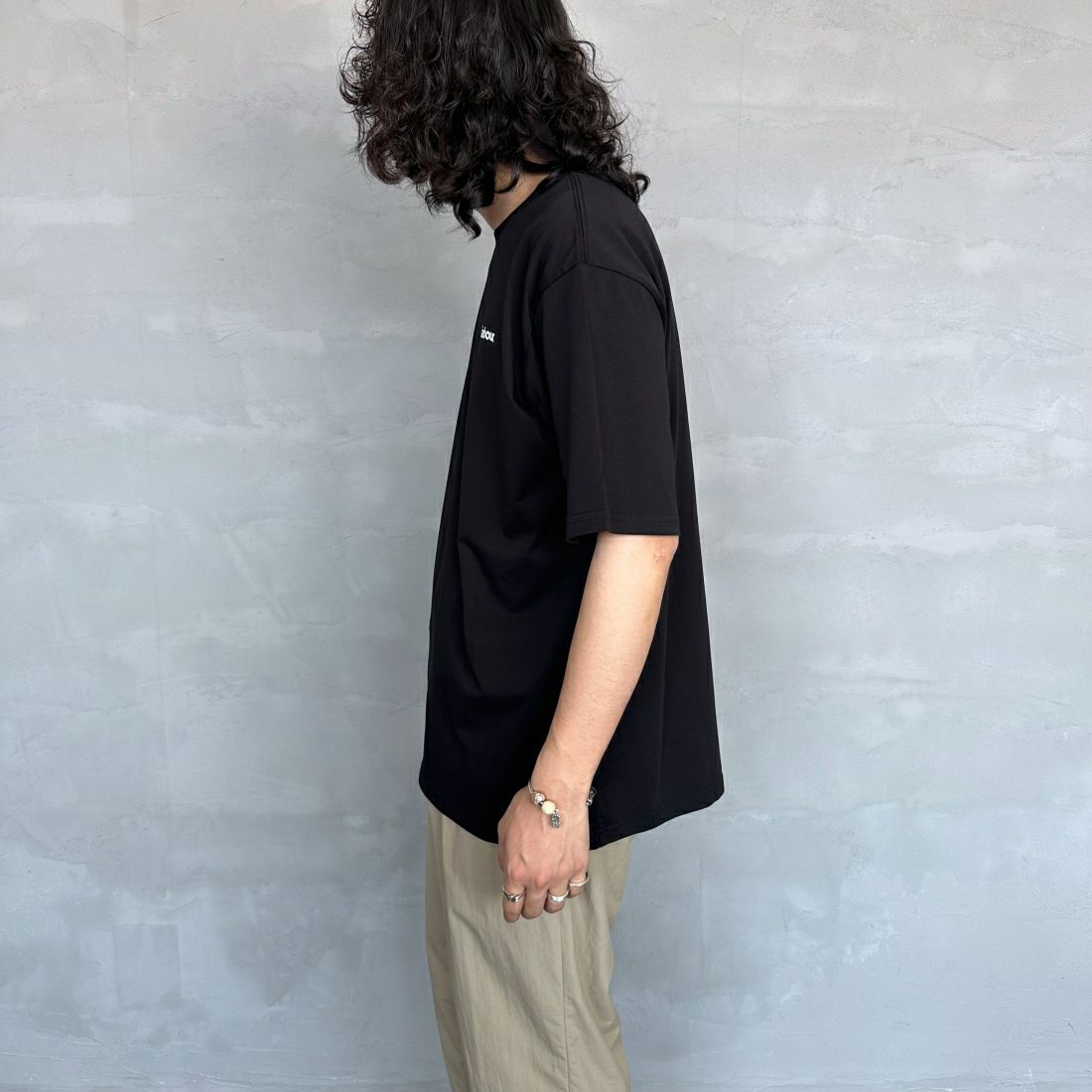 Barbour [バブアー] スモールバブアーロゴTシャツ [241MTSG005] BLACK &&モデル身長：173cm 着用サイズ：L&&