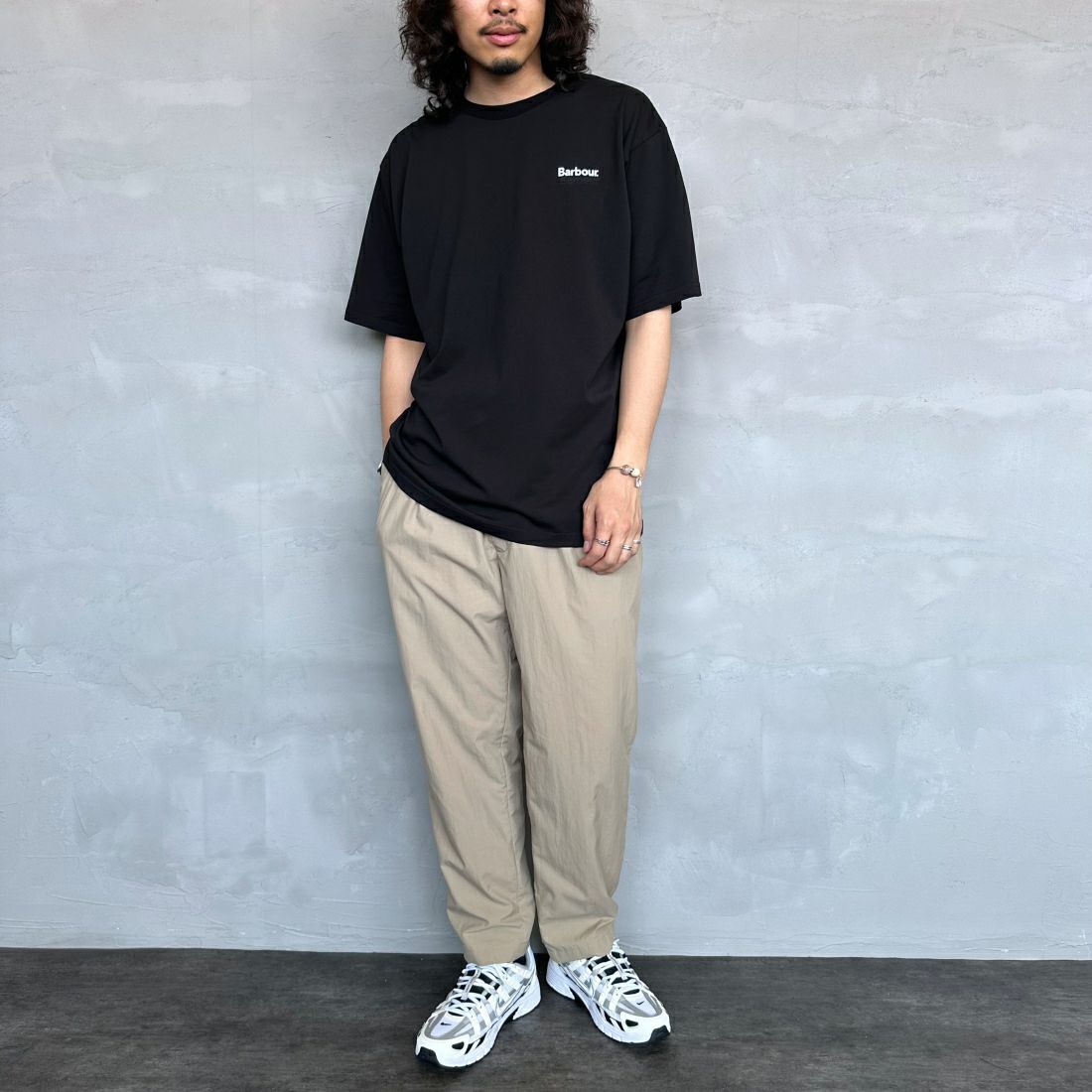 Barbour [バブアー] スモールバブアーロゴTシャツ [241MTSG005] BLACK &&モデル身長：173cm 着用サイズ：L&&