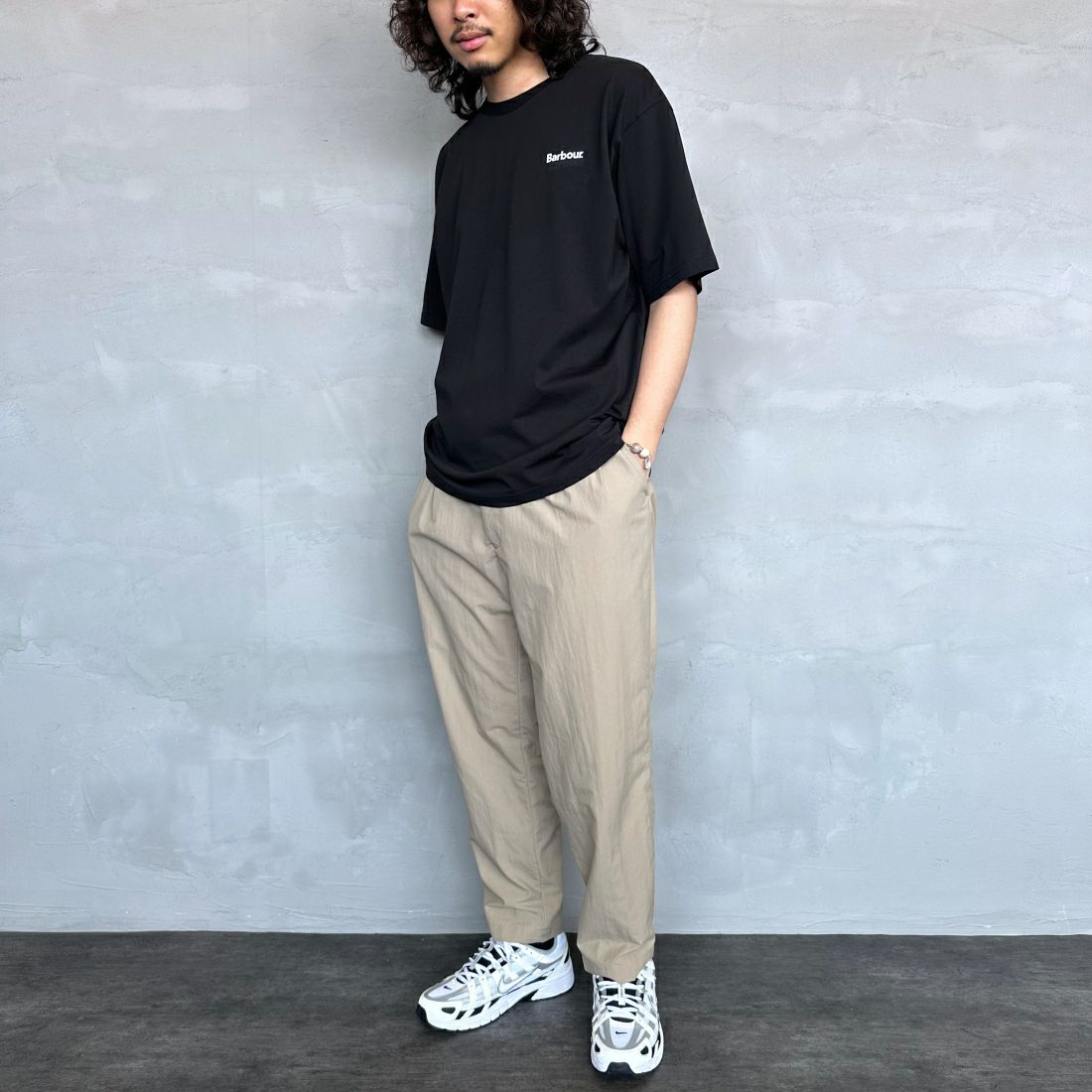 Barbour [バブアー] スモールバブアーロゴTシャツ [241MTSG005] BLACK &&モデル身長：173cm 着用サイズ：L&&