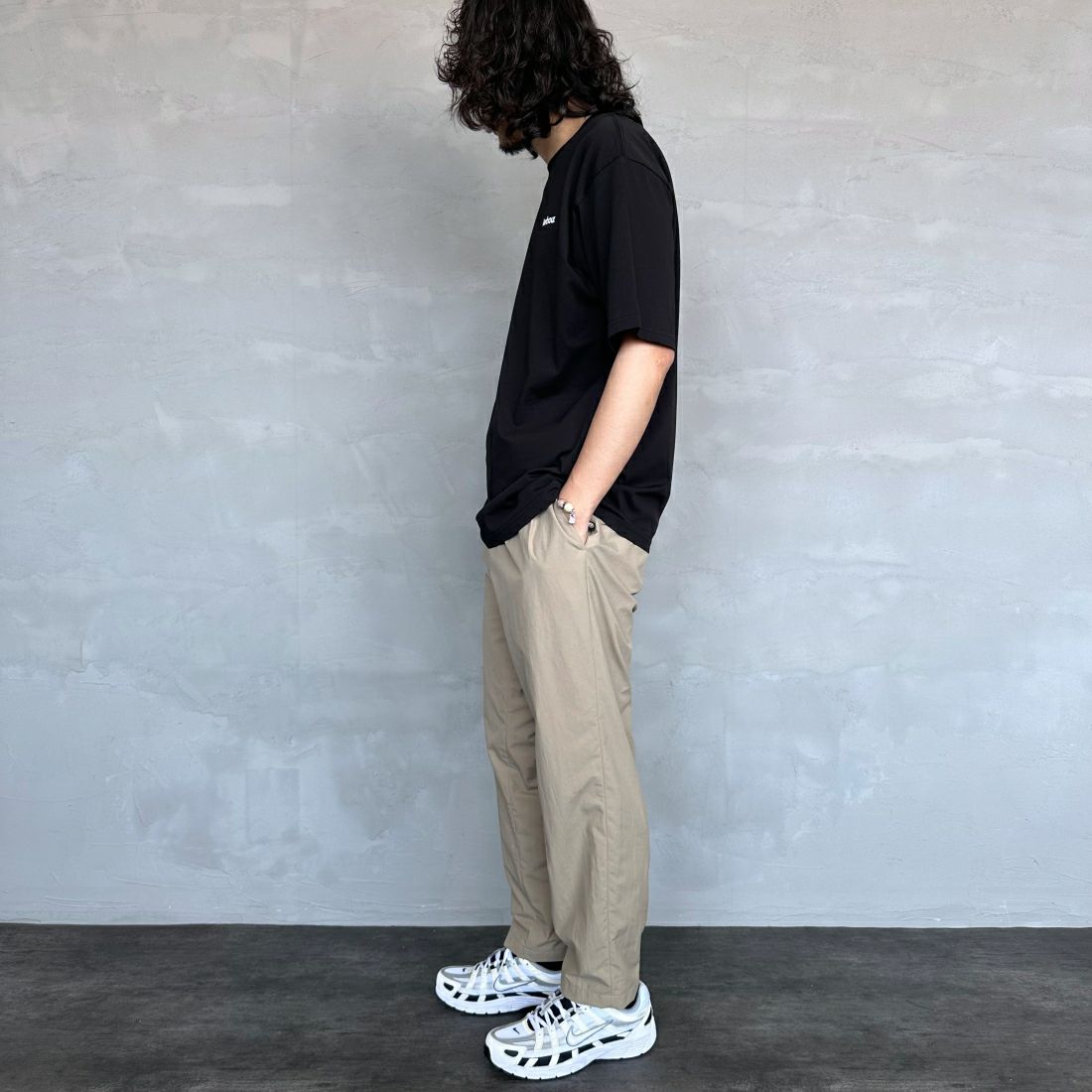 Barbour [バブアー] スモールバブアーロゴTシャツ [241MTSG005] BLACK &&モデル身長：173cm 着用サイズ：L&&