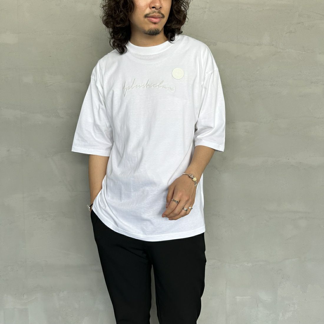 1PIU1UGUALE3 RELAX [ウノ ピゥ ウノ ウグァーレ トレ] 別注 手書き風ブランド刺繍ロゴ ショートスリーブTシャツ [UST-24033IN-JF] WHITE &&モデル身長：173cm 着用サイズ：L&&