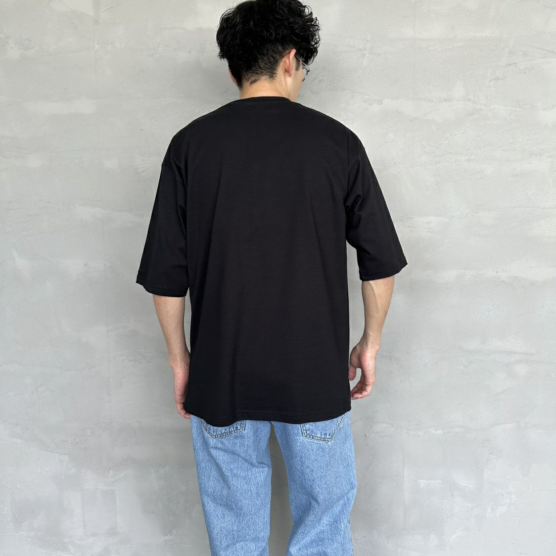 1PIU1UGUALE3 RELAX [ウノ ピゥ ウノ ウグァーレ トレ] 別注 手書き風ブランド刺繍ロゴ ショートスリーブTシャツ [UST-24033IN-JF] BLACK &&モデル身長：168cm 着用サイズ：M&&
