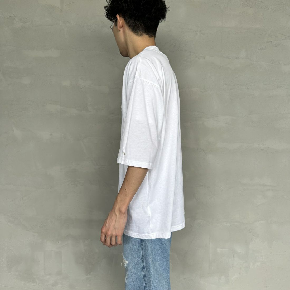 1PIU1UGUALE3 RELAX [ウノ ピゥ ウノ ウグァーレ トレ] 別注 エンボスボックスロゴ ショートスリーブTシャツ [UST-24038IN-JF] WHITE &&モデル身長：168cm 着用サイズ：L&&