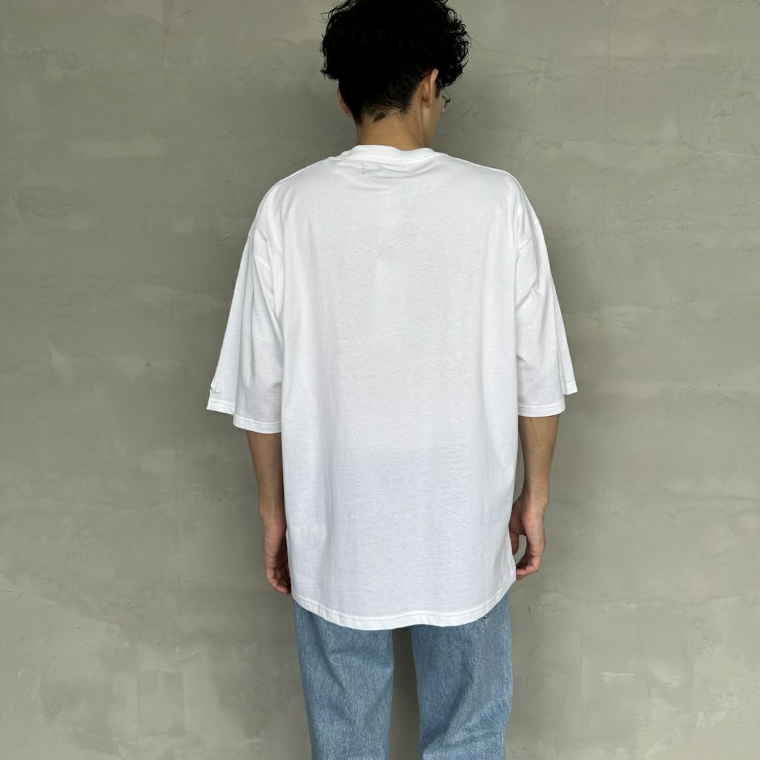 1PIU1UGUALE3 RELAX [ウノ ピゥ ウノ ウグァーレ トレ] 別注 エンボスボックスロゴ ショートスリーブTシャツ [UST-24038IN-JF] WHITE &&モデル身長：168cm 着用サイズ：L&&