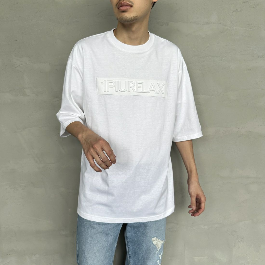 1PIU1UGUALE3 RELAX [ウノ ピゥ ウノ ウグァーレ トレ] 別注 エンボスボックスロゴ ショートスリーブTシャツ [UST-24038IN-JF] WHITE &&モデル身長：168cm 着用サイズ：L&&