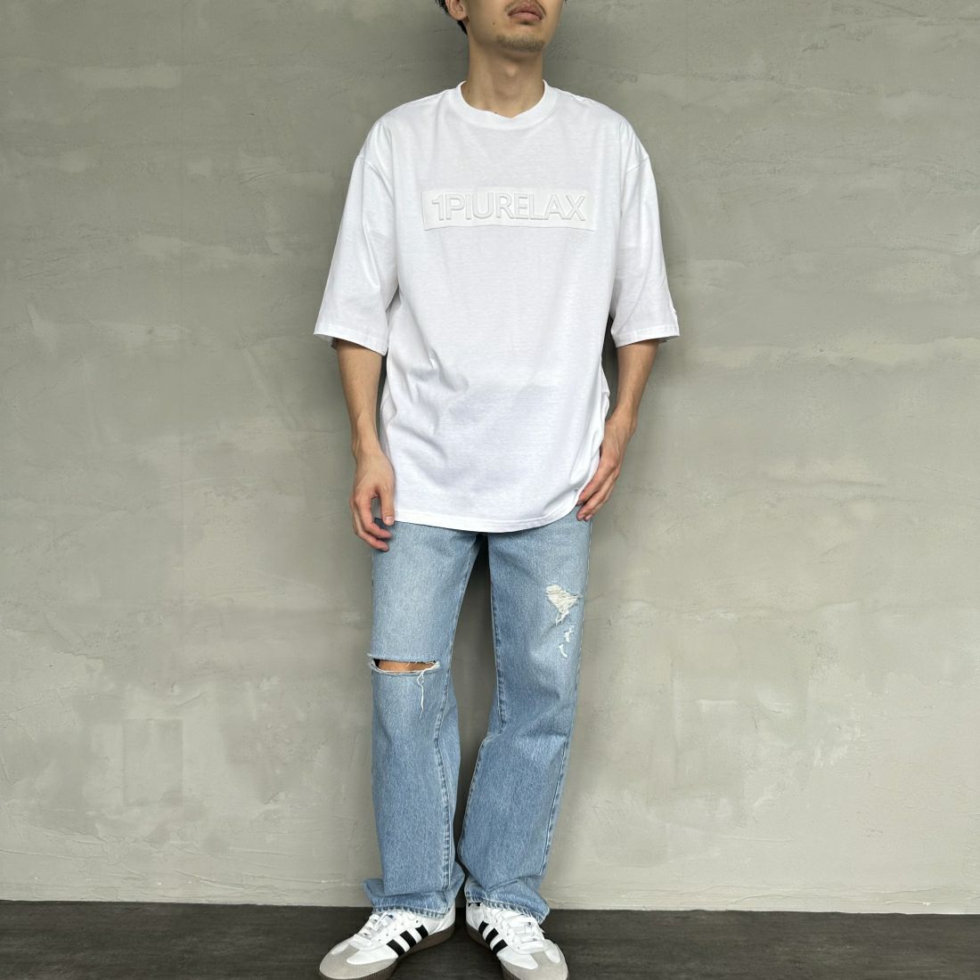 1PIU1UGUALE3 RELAX [ウノ ピゥ ウノ ウグァーレ トレ] 別注 エンボスボックスロゴ ショートスリーブTシャツ [UST-24038IN-JF] WHITE &&モデル身長：168cm 着用サイズ：L&&