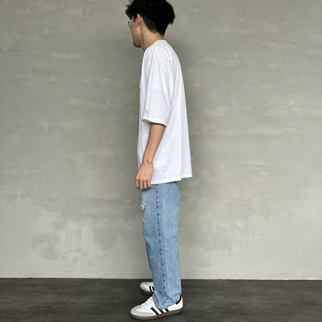 1PIU1UGUALE3 RELAX [ウノ ピゥ ウノ ウグァーレ トレ] 別注 エンボスボックスロゴ ショートスリーブTシャツ [UST-24038IN-JF] WHITE &&モデル身長：168cm 着用サイズ：L&&