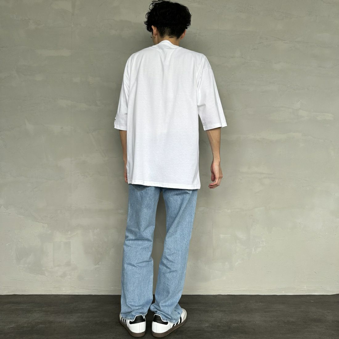 1PIU1UGUALE3 RELAX [ウノ ピゥ ウノ ウグァーレ トレ] 別注 エンボスボックスロゴ ショートスリーブTシャツ [UST-24038IN-JF] WHITE &&モデル身長：168cm 着用サイズ：L&&