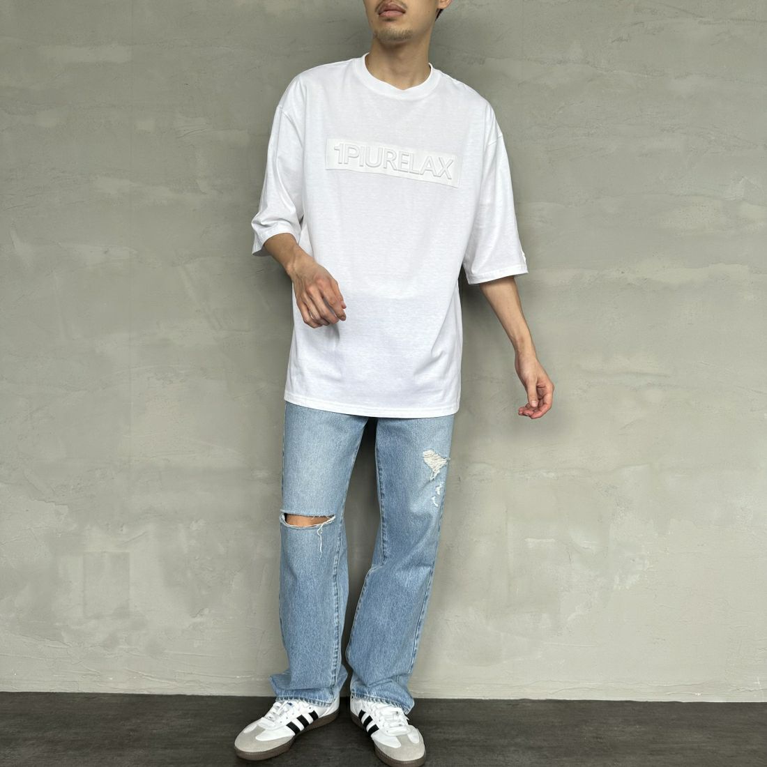 1PIU1UGUALE3 RELAX [ウノ ピゥ ウノ ウグァーレ トレ] 別注 エンボスボックスロゴ ショートスリーブTシャツ [UST-24038IN-JF] WHITE &&モデル身長：168cm 着用サイズ：L&&