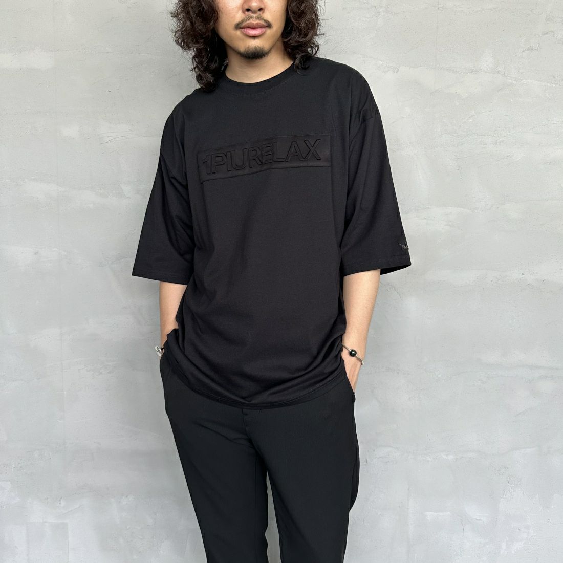 1PIU1UGUALE3 RELAX [ウノ ピゥ ウノ ウグァーレ トレ] 別注 エンボスボックスロゴ ショートスリーブTシャツ [UST-24038IN-JF] BLACK &&モデル身長：173cm 着用サイズ：XL&&