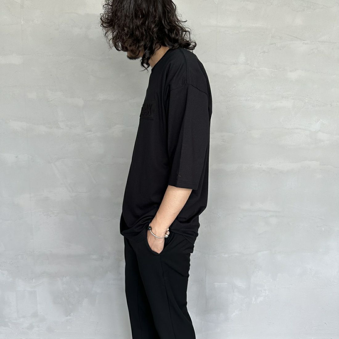 1PIU1UGUALE3 RELAX [ウノ ピゥ ウノ ウグァーレ トレ] 別注 エンボスボックスロゴ ショートスリーブTシャツ [UST-24038IN-JF] BLACK &&モデル身長：173cm 着用サイズ：XL&&