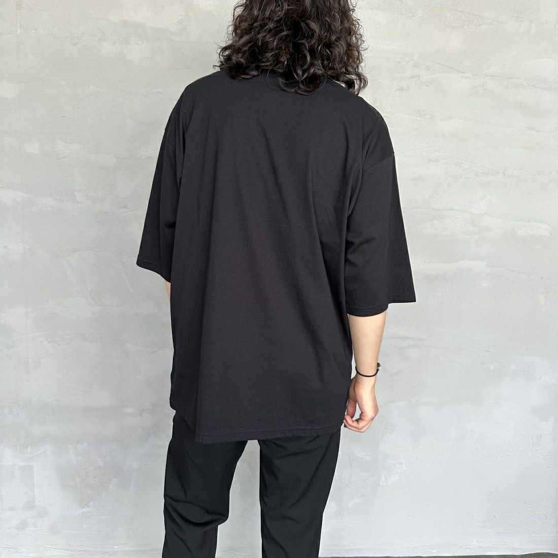 1PIU1UGUALE3 RELAX [ウノ ピゥ ウノ ウグァーレ トレ] 別注 エンボスボックスロゴ ショートスリーブTシャツ [UST-24038IN-JF] BLACK &&モデル身長：173cm 着用サイズ：XL&&