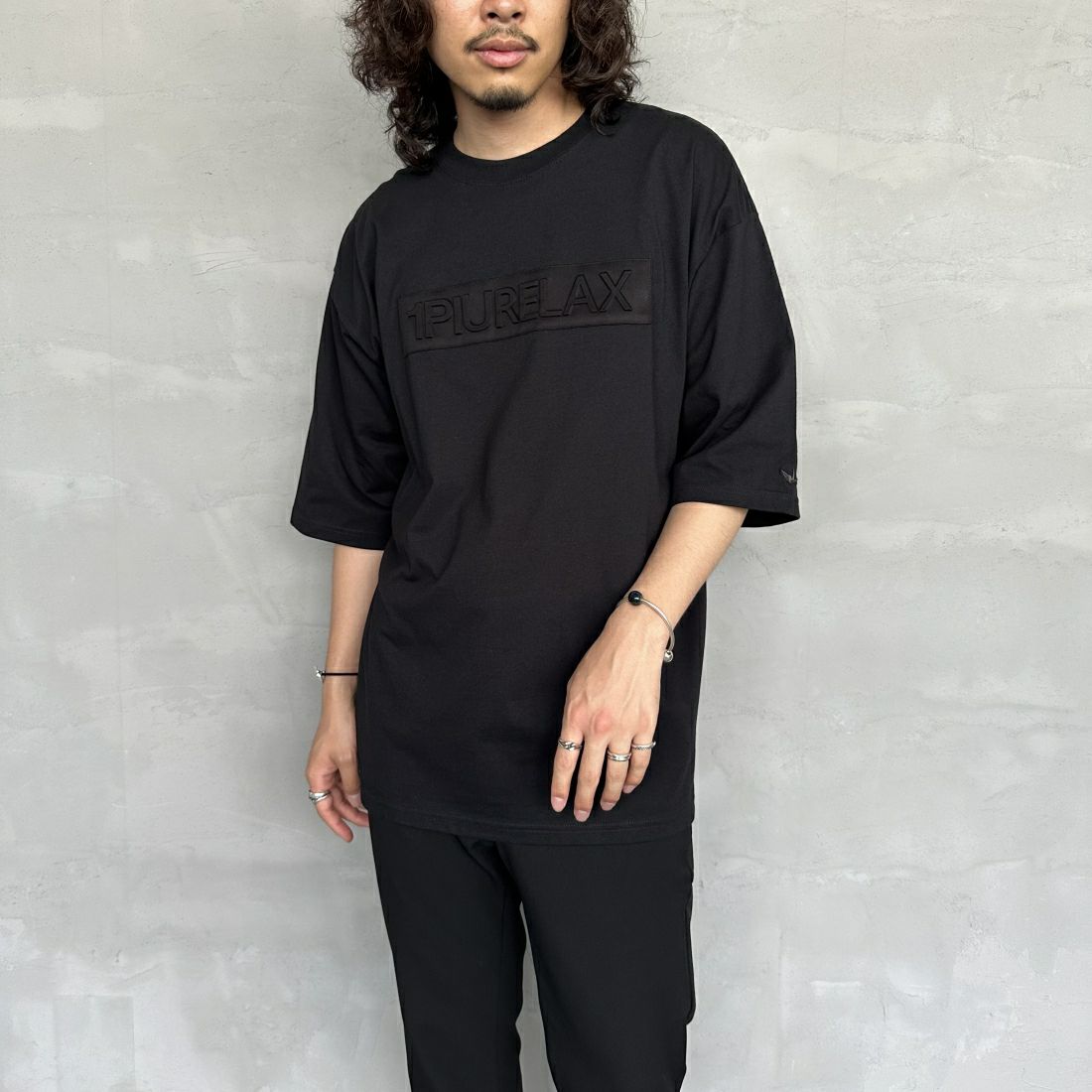 1PIU1UGUALE3 RELAX [ウノ ピゥ ウノ ウグァーレ トレ] 別注 エンボスボックスロゴ ショートスリーブTシャツ [UST-24038IN-JF] BLACK &&モデル身長：173cm 着用サイズ：XL&&