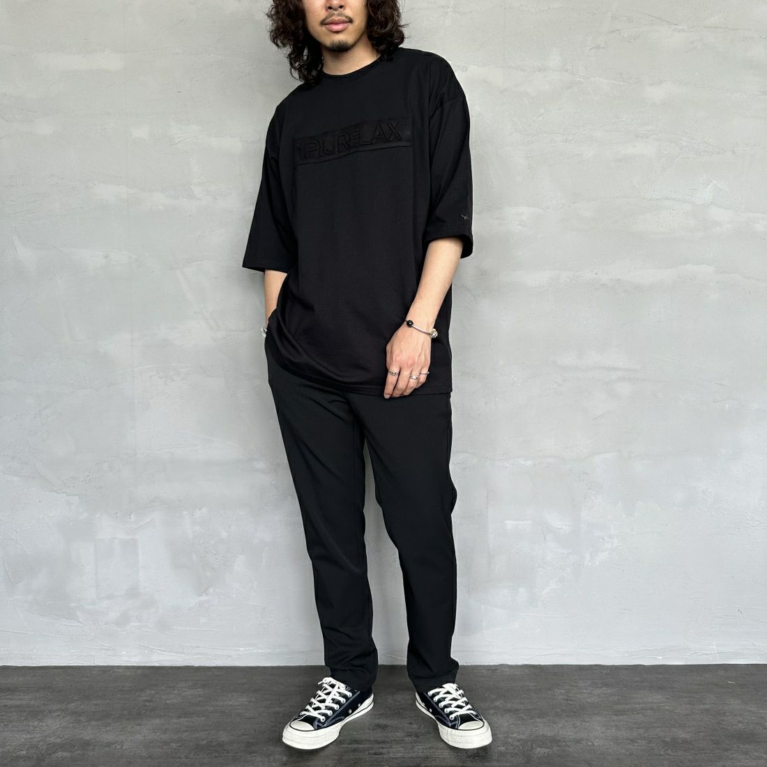 1PIU1UGUALE3 RELAX [ウノ ピゥ ウノ ウグァーレ トレ] 別注 エンボスボックスロゴ ショートスリーブTシャツ [UST-24038IN-JF] BLACK &&モデル身長：173cm 着用サイズ：XL&&