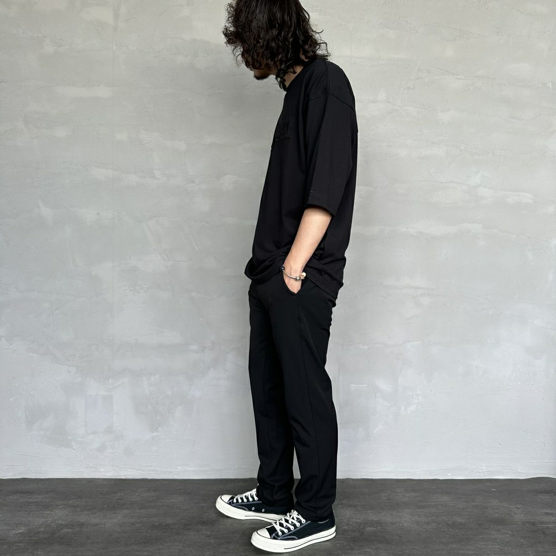 1PIU1UGUALE3 RELAX [ウノ ピゥ ウノ ウグァーレ トレ] 別注 エンボスボックスロゴ ショートスリーブTシャツ [UST-24038IN-JF] BLACK &&モデル身長：173cm 着用サイズ：XL&&