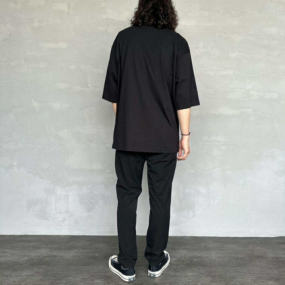 1PIU1UGUALE3 RELAX [ウノ ピゥ ウノ ウグァーレ トレ] 別注 エンボスボックスロゴ ショートスリーブTシャツ [UST-24038IN-JF] BLACK &&モデル身長：173cm 着用サイズ：XL&&