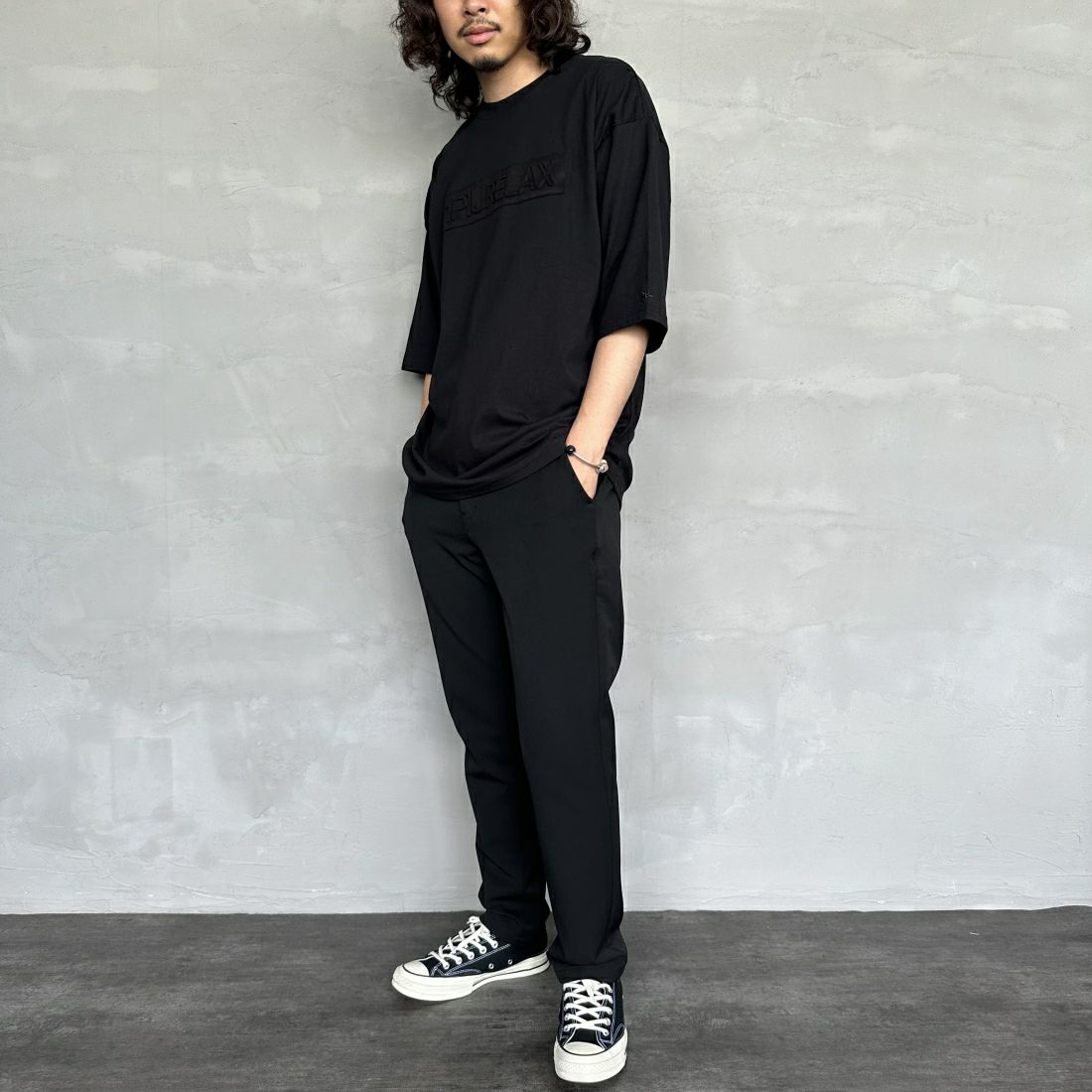 1PIU1UGUALE3 RELAX [ウノ ピゥ ウノ ウグァーレ トレ] 別注 エンボスボックスロゴ ショートスリーブTシャツ [UST-24038IN-JF] BLACK &&モデル身長：173cm 着用サイズ：XL&&
