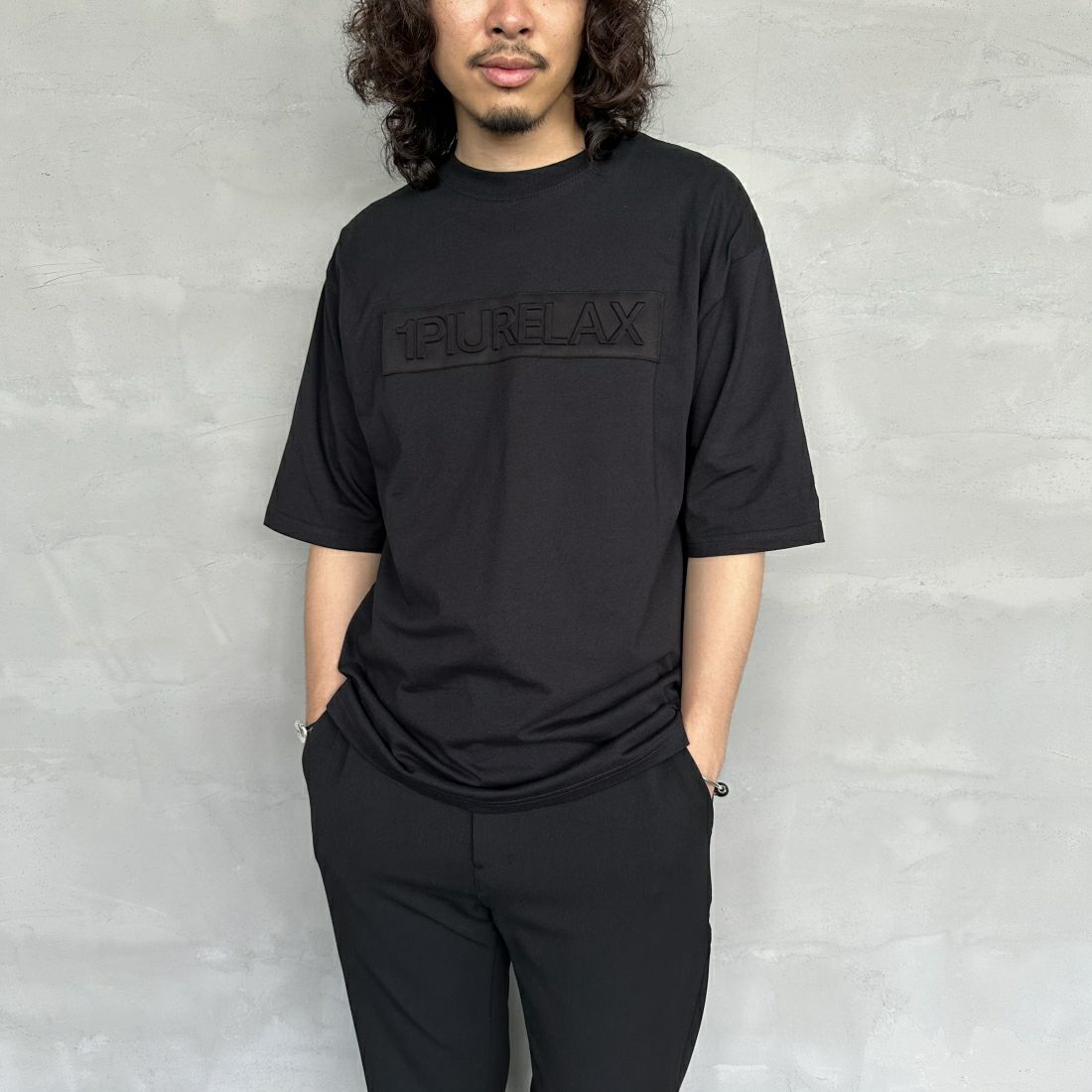 1PIU1UGUALE3 RELAX [ウノ ピゥ ウノ ウグァーレ トレ] 別注 エンボスボックスロゴ ショートスリーブTシャツ [UST-24038IN-JF] BLACK &&モデル身長：173cm 着用サイズ：M&&