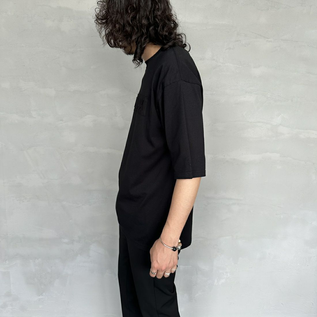 1PIU1UGUALE3 RELAX [ウノ ピゥ ウノ ウグァーレ トレ] 別注 エンボスボックスロゴ ショートスリーブTシャツ [UST-24038IN-JF] BLACK &&モデル身長：173cm 着用サイズ：M&&