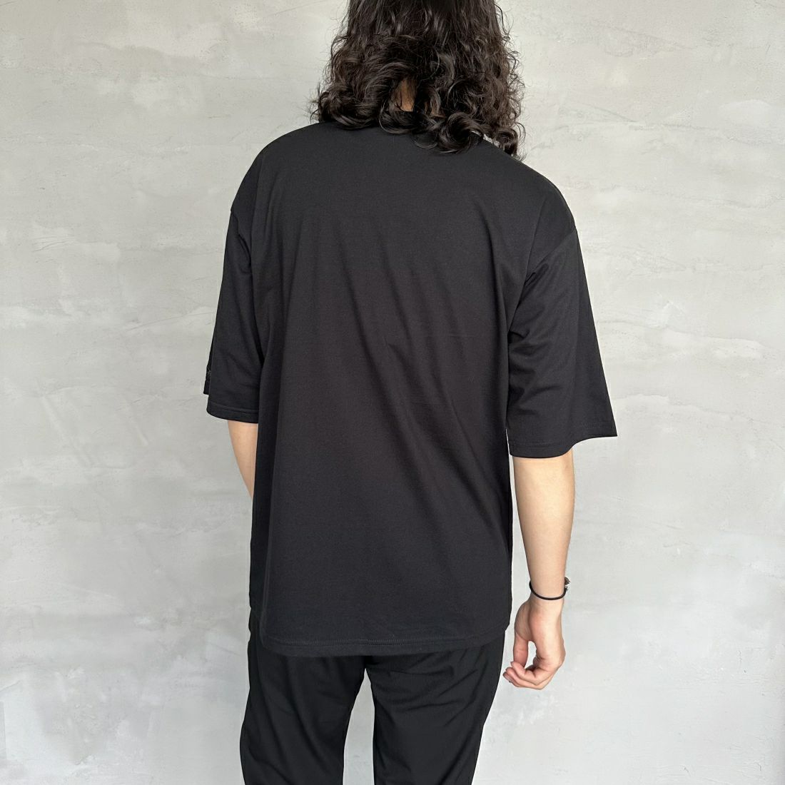 1PIU1UGUALE3 RELAX [ウノ ピゥ ウノ ウグァーレ トレ] 別注 エンボスボックスロゴ ショートスリーブTシャツ [UST-24038IN-JF] BLACK &&モデル身長：173cm 着用サイズ：M&&